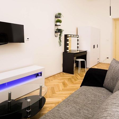 Black & White Apartment Prague By Wenceslas Square And Muzeum 외부 사진